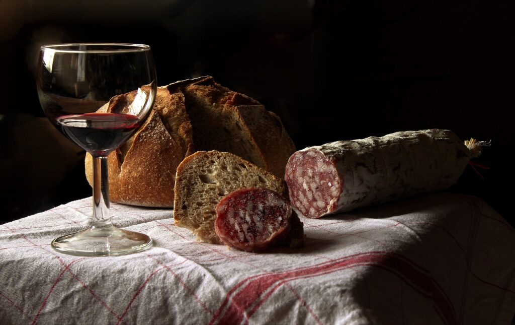 vino rosso salame